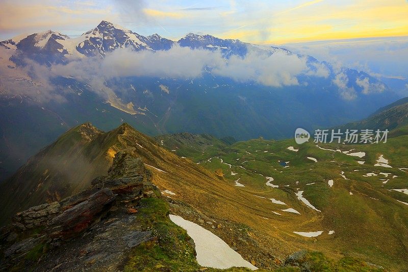 Hohe Tauern雪顶的奥地利山脉在金色的日出-泰洛阿尔卑斯戏剧性的云彩景观天空和景观和大格洛克纳山脉